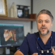 O Futuro da Odontologia Já Chegou: 3 Inovações Que Vão Mudar Sua Visão Sobre Ir ao Dentista Se você já precisou de um tratamento odontológico complexo, provavelmente conhece a rotina: uma consulta no dentista, um pedido de exame em um laboratório de imagem, e uma nova visita dias depois para, enfim, começar o planejamento. Essa peregrinação está com os dias contados. Um novo modelo de atendimento está surgindo, unindo tecnologia de ponta e foco total no paciente para transformar uma jornada fragmentada em uma experiência integrada e fluida. A seguir, vamos explorar três inovações impactantes que já são uma realidade em clínicas de vanguarda, como o Instituto Mass Odontologia, uma referência em atendimento na região sul do país, e que prometem mudar sua percepção sobre ir ao dentista. 1. Adeus, Múltiplas Clínicas: O Diagnóstico Completo em um Único Lugar O primeiro pilar da odontologia moderna é a centralização do diagnóstico. Clínicas equipadas com tecnologia de ponta eliminam a necessidade de deslocamentos ao concentrarem todos os exames de imagem em sua própria estrutura, desde radiografias simples até tomografias 3D e ultrassonografias de alta precisão. O benefício vai muito além da conveniência e da otimização do tempo. Essa integração significa um diagnóstico mais rápido e preciso, pois o especialista tem acesso imediato a todos os dados necessários, prevenindo atrasos e o risco de ruídos na comunicação entre diferentes prestadores de serviço. O planejamento clínico começa na primeira consulta, de forma ágil e assertiva. "Prezamos por um atendimento humanizado. Entregamos tratamentos de baixa e alta complexidade. Aqui no Instituto o tratamento é completo." 2. O Fim do Molde Desconfortável: Sua Boca Mapeada em 3D Quem já passou pelo processo de moldagem tradicional conhece bem a incômoda massa que causa ânsia e desconforto. Felizmente, essa etapa está sendo superada pelo escaneamento intraoral 3D. Em vez de um molde físico, o dentista utiliza um scanner para criar um “molde virtual” da sua boca, um mapa digitalizado e exato de toda a sua arcada dentária. Esse processo rápido e limpo substitui a antiga experiência sensorialmente desagradável por uma captura de dados precisa e sem desconforto. O avanço é monumental: essa precisão digital milimétrica se traduz em próteses, alinhadores e restaurações que se encaixam perfeitamente, reduzindo a necessidade de ajustes e o tempo na cadeira do dentista. 3. Mais do que Dentes: Um Estúdio Fotográfico para Planejar o Sorriso Perfeito Esse mapa 3D preciso da sua boca é a base, mas um sorriso perfeito precisa estar em harmonia com o rosto. É aqui que a terceira inovação entra em cena, conectando a engenharia digital à arte da estética facial. Clínicas de excelência agora contam com um estúdio fotográfico integrado para realizar fotografias completas, tanto faciais quanto intra-bucais. Essas imagens permitem que o dentista analise a linha do sorriso, a simetria facial e o perfil do paciente, garantindo que o design digital criado a partir do scan 3D resulte em um sorriso que pareça natural e complemente suas características únicas. Esse é o novo padrão ouro para o planejamento odontológico, uma abordagem que combina saúde e estética com uma precisão artística antes inatingível. Uma Nova Era para o Cuidado com o Sorriso Diagnóstico centralizado, escaneamento 3D e planejamento fotográfico não são inovações isoladas; são partes de um fluxo de trabalho digital e integrado que define um padrão mais elevado de cuidado. A odontologia de precisão já não é mais uma promessa futura. A tecnologia se tornou a principal ferramenta para entregar um atendimento verdadeiramente humanizado e de excelência, onde a precisão de ponta resulta em uma experiência mais confortável e em resultados mais personalizados. Com tantos avanços tornando a jornada mais rápida e precisa, o que ainda impede você de buscar o sorriso que sempre sonhou?