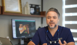 O Futuro da Odontologia Já Chegou: 3 Inovações Que Vão Mudar Sua Visão Sobre Ir ao Dentista Se você já precisou de um tratamento odontológico complexo, provavelmente conhece a rotina: uma consulta no dentista, um pedido de exame em um laboratório de imagem, e uma nova visita dias depois para, enfim, começar o planejamento. Essa peregrinação está com os dias contados. Um novo modelo de atendimento está surgindo, unindo tecnologia de ponta e foco total no paciente para transformar uma jornada fragmentada em uma experiência integrada e fluida. A seguir, vamos explorar três inovações impactantes que já são uma realidade em clínicas de vanguarda, como o Instituto Mass Odontologia, uma referência em atendimento na região sul do país, e que prometem mudar sua percepção sobre ir ao dentista. 1. Adeus, Múltiplas Clínicas: O Diagnóstico Completo em um Único Lugar O primeiro pilar da odontologia moderna é a centralização do diagnóstico. Clínicas equipadas com tecnologia de ponta eliminam a necessidade de deslocamentos ao concentrarem todos os exames de imagem em sua própria estrutura, desde radiografias simples até tomografias 3D e ultrassonografias de alta precisão. O benefício vai muito além da conveniência e da otimização do tempo. Essa integração significa um diagnóstico mais rápido e preciso, pois o especialista tem acesso imediato a todos os dados necessários, prevenindo atrasos e o risco de ruídos na comunicação entre diferentes prestadores de serviço. O planejamento clínico começa na primeira consulta, de forma ágil e assertiva. "Prezamos por um atendimento humanizado. Entregamos tratamentos de baixa e alta complexidade. Aqui no Instituto o tratamento é completo." 2. O Fim do Molde Desconfortável: Sua Boca Mapeada em 3D Quem já passou pelo processo de moldagem tradicional conhece bem a incômoda massa que causa ânsia e desconforto. Felizmente, essa etapa está sendo superada pelo escaneamento intraoral 3D. Em vez de um molde físico, o dentista utiliza um scanner para criar um “molde virtual” da sua boca, um mapa digitalizado e exato de toda a sua arcada dentária. Esse processo rápido e limpo substitui a antiga experiência sensorialmente desagradável por uma captura de dados precisa e sem desconforto. O avanço é monumental: essa precisão digital milimétrica se traduz em próteses, alinhadores e restaurações que se encaixam perfeitamente, reduzindo a necessidade de ajustes e o tempo na cadeira do dentista. 3. Mais do que Dentes: Um Estúdio Fotográfico para Planejar o Sorriso Perfeito Esse mapa 3D preciso da sua boca é a base, mas um sorriso perfeito precisa estar em harmonia com o rosto. É aqui que a terceira inovação entra em cena, conectando a engenharia digital à arte da estética facial. Clínicas de excelência agora contam com um estúdio fotográfico integrado para realizar fotografias completas, tanto faciais quanto intra-bucais. Essas imagens permitem que o dentista analise a linha do sorriso, a simetria facial e o perfil do paciente, garantindo que o design digital criado a partir do scan 3D resulte em um sorriso que pareça natural e complemente suas características únicas. Esse é o novo padrão ouro para o planejamento odontológico, uma abordagem que combina saúde e estética com uma precisão artística antes inatingível. Uma Nova Era para o Cuidado com o Sorriso Diagnóstico centralizado, escaneamento 3D e planejamento fotográfico não são inovações isoladas; são partes de um fluxo de trabalho digital e integrado que define um padrão mais elevado de cuidado. A odontologia de precisão já não é mais uma promessa futura. A tecnologia se tornou a principal ferramenta para entregar um atendimento verdadeiramente humanizado e de excelência, onde a precisão de ponta resulta em uma experiência mais confortável e em resultados mais personalizados. Com tantos avanços tornando a jornada mais rápida e precisa, o que ainda impede você de buscar o sorriso que sempre sonhou?